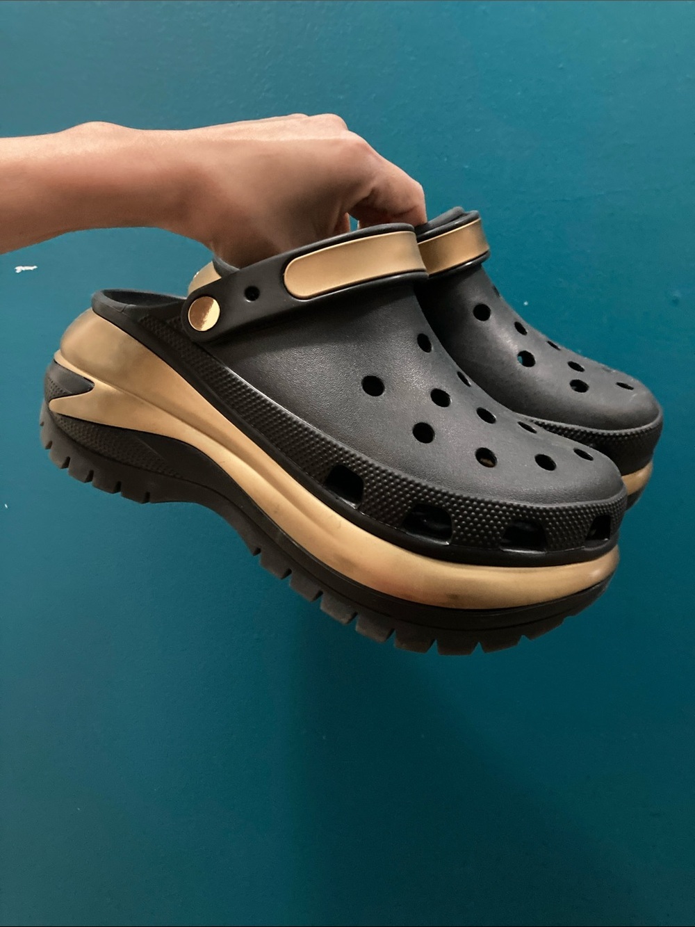 Crocs Mega Crush Metallic Clog Black Gold women’s 10 m8